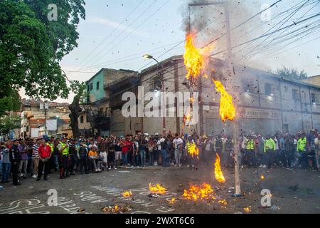 Caracas, Distrito Capital, Venezuela. 31. März 2024. Traditionelle Verbrennung von Judas am Ostersonntag, während der Karwoche im beliebten Stadtteil Cementerio in Caracas, Venezuela, wo eine Puppe, die Judas Iscariot darstellt, in Brand gesetzt wird, wo er in der Regel ein unwillkommener Charakter für die lokale Bevölkerung ist. (Kreditbild: © Jimmy Villalta/ZUMA Press Wire) NUR REDAKTIONELLE VERWENDUNG! Nicht für kommerzielle ZWECKE! Stockfoto