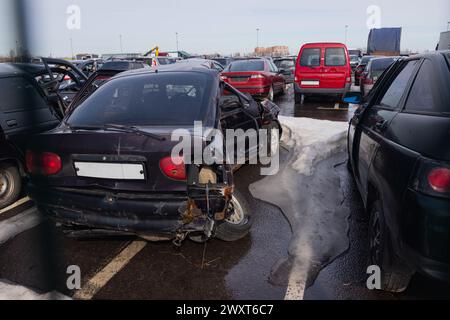 Kaputte und verbrannte Autos nach Verkehrsunfällen stehen auf einem Sonderparkplatz. Stockfoto