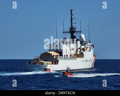 Die Besatzung des U.S. Coast Guard Cutter Escanaba (WMEC 907) führt mit dem U.S. Coast Guard Cutter Isaac Mayo (WPC 1112) einen Transfer durch. Stockfoto