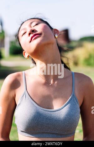Junge asiatische Frau, die Entspannungsübungen macht Stockfoto