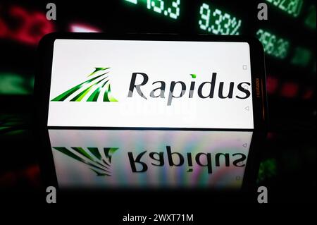Polen. April 2024. In dieser Fotoabbildung wird auf einem Smartphone ein Rapidus-Logo mit Aktienmarktanteilen im Hintergrund angezeigt. Quelle: SOPA Images Limited/Alamy Live News Stockfoto