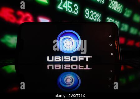 Polen. April 2024. In dieser Fotoabbildung wird auf einem Smartphone ein Ubisoft-Logo mit Aktienmarktanteilen im Hintergrund angezeigt. Quelle: SOPA Images Limited/Alamy Live News Stockfoto
