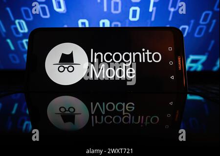 Polen. April 2024. In dieser Fotoabbildung wird auf einem Smartphone ein Incognito-Modus-Logo mit Binärcode im Hintergrund angezeigt. Quelle: SOPA Images Limited/Alamy Live News Stockfoto