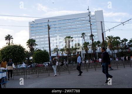 Place des Nations-Unies, ein großer Platz im Herzen der Stadt, umgeben von zahlreichen Restaurants und Geschäften, am 1. Oktober 2023 in Casablanca. Casabl Stockfoto