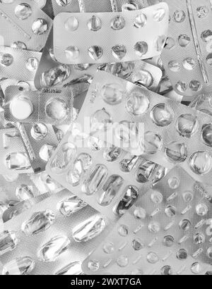 Ein Haufen gebrauchter Silberblasen. Leere Tabletten-Blisterpackungen. Hintergrundinformationen zu Medizinpaketen. Behandlung und Medikamentenkonzept Stockfoto