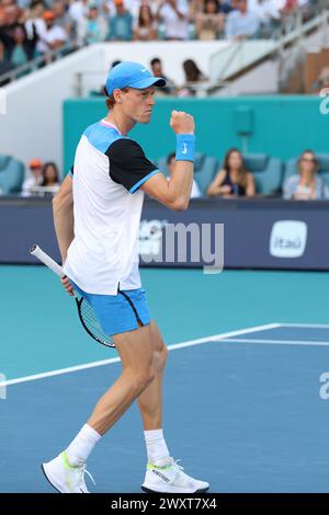 Jannik Sinner feiert einen Punkt bei den Miami Open am 31. März 2024 in Miami Gardens, FL. Jannik Sinner besiegte Grigor Dimitrov 6-1 mit 6:3. (Foto: Paul Fong/Image of Sport) Stockfoto