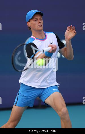 Jannik Sinner trifft bei den Miami Open am 31. März 2024 in Miami Gardens, FL, eine Vorhand. Jannik Sinner besiegte Grigor Dimitrov 6-1 mit 6:3. (Foto: Paul Fong/Image of Sport) Stockfoto