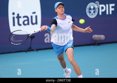 Jannik Sinner trifft bei den Miami Open am 31. März 2024 in Miami Gardens, FL, eine Vorhand. Jannik Sinner besiegte Grigor Dimitrov 6-1 mit 6:3. (Foto: Paul Fong/Image of Sport) Stockfoto