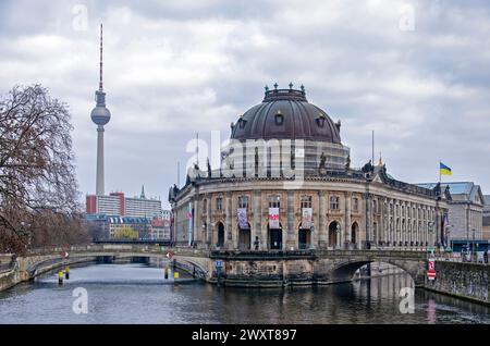 Berlin, 6. März 2024: Blick entlang der Spree in Richtung Bode-Museum auf der Museumsinsel, mit dem Fernsehturm im Ba Stockfoto