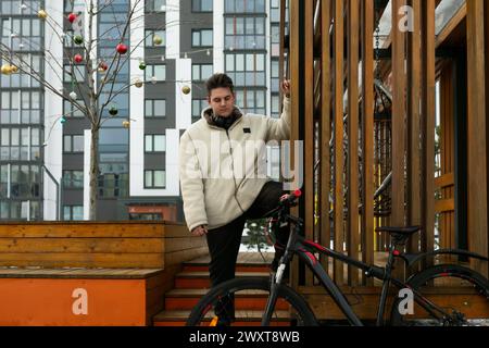 Ein gutaussehender junger Kerl fährt mit dem Fahrrad durch die Stadt Stockfoto