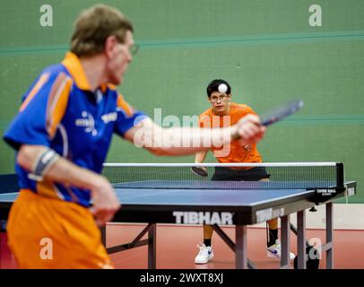 ARNHEM - Hans Speek und Israel Bartelink während des Para-Tischtennistrainings in Papendal. Die paralympischen Athleten von TeamNL bereiten sich auf die Paralympischen Spiele in Paris vor. ANP SEM VAN DER WAL Stockfoto