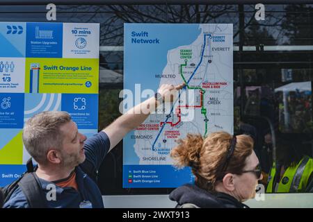 Edmonds, Usa. 31. März 2024. Die Einwohner treffen sich an den Bahnhöfen der Swift Orange Line, um mehr über den neuen Transitdienst zu erfahren und die Begeisterung und Unterstützung der Gemeinde zu zeigen. Am Samstag eröffnete Community Transit offiziell seine „Swift Orange Line“. Das 83 Millionen US-Dollar teure Projekt ist die dritte „Swift Bus Rapid Transit Service“ (BRT)-Linie der Agentur. Sie besteht aus einer 18 km langen Strecke zwischen Edmonds College, Alderwood Mall und Mill Creek sowie der zukünftigen Stadtbahnstation in Lynnwood. (Foto: Chin Hei Leung/SOPA Images/SIPA USA) Credit: SIPA USA/Alamy Live News Stockfoto