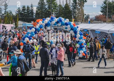 Edmonds, Washington, USA. 31. März 2024. Örtliche Beamte und Vertreter des Gemeindeverkehrs treffen sich zu einer Zeremonie, um den Start der Swift Orange Line zu feiern, die den Beginn einer verbesserten Transitverbindung symbolisiert. Am Samstag eröffnete Community Transit offiziell seine „Swift Orange Line“. Das 83-Millionen-Dollar-Projekt ist die dritte „Swift Bus Rapid Transit Service“ (BRT)-Linie der Agentur. Sie besteht aus einer 18 km langen Strecke zwischen Edmonds College, Alderwood Mall und Mill Creek sowie der zukünftigen Stadtbahnstation in Lynnwood. (Kreditbild: © Chin Hei Leung/SOPA Stockfoto