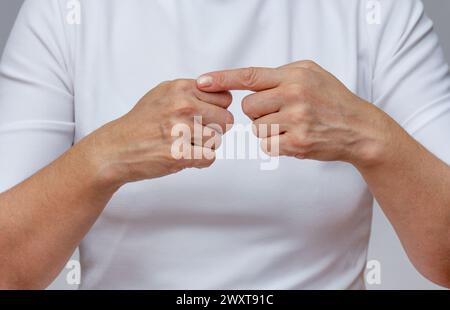 Frau Zeigefinger zeigt auf den ersten digitalen Handgelenk, um Arthritis zu identifizieren Stockfoto