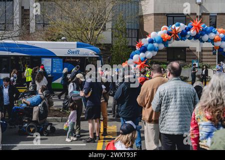 Edmonds, Usa. 31. März 2024. Die Bewohner treffen sich an den Bahnhöfen der Swift Orange Line, um mehr über den neuen Transitdienst zu erfahren und die Begeisterung und Unterstützung der Gemeinde zu zeigen. Am Samstag eröffnete Community Transit offiziell seine „Swift Orange Line“. Das 83 Millionen US-Dollar teure Projekt ist die dritte „Swift Bus Rapid Transit Service“ (BRT)-Linie der Agentur. Sie besteht aus einer 18 km langen Strecke zwischen Edmonds College, Alderwood Mall und Mill Creek sowie der zukünftigen Stadtbahnstation in Lynnwood. (Foto: Chin Hei Leung/SOPA Images/SIPA USA) Credit: SIPA USA/Alamy Live News Stockfoto