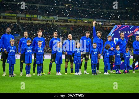 Mailand, Italien. April 2024. Die Spieler von Inter treten für das Spiel der Serie A zwischen Inter und Empoli bei Giuseppe Meazza in Mailand an. (Foto: Gonzales Photo/Alamy Live News Stockfoto