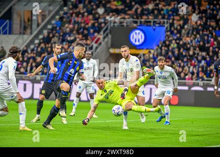 Mailand, Italien. April 2024. Torhüterin Elia Caprile (25) von Empoli war im Spiel Der Serie A zwischen Inter und Empoli bei Giuseppe Meazza in Mailand zu sehen. (Foto: Gonzales Photo - Tommaso Fimiano). Stockfoto