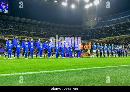 Mailand, Italien. April 2024. Die Spieler der beiden Teams stellen sich für das Spiel der Serie A zwischen Inter und Empoli bei Giuseppe Meazza in Mailand an. (Foto: Gonzales Photo - Tommaso Fimiano). Stockfoto