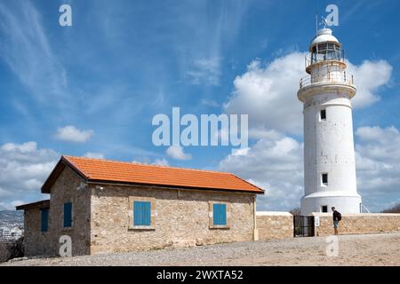 Der Leuchtturm von Paphos und seine Anlage am Paphos Point im Südwesten Zyperns. Früher eine Schifffahrtshilfe, heute aber eine beliebte Touristenattraktion Stockfoto