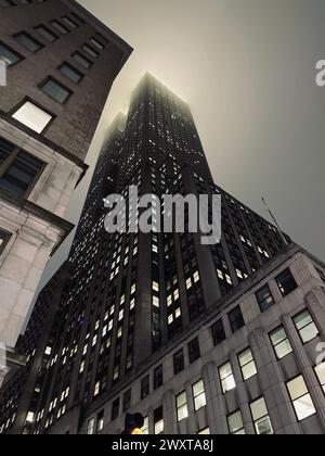 Ein Niedrigwinkelfoto des Empire State Building im Nebel. Stockfoto