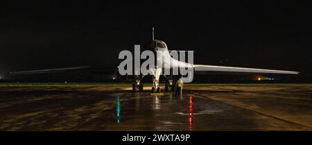 Ein B-1B Lancer der US Air Force mit der 9th Expeditionary Bomb Squadron von der Dyess Air Force Base, Texas, bereitet sich auf ein Taxi am Mor—n Air Base, Spanien vor Stockfoto