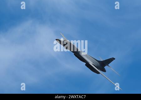 Ein B-1B Lancer von der Dyess Air Force Base, Texas, führt einen Überflug während des Tampa Bay AirFest auf der MacDill Air Force Base, Florida, am 30. März 2024 durch Stockfoto