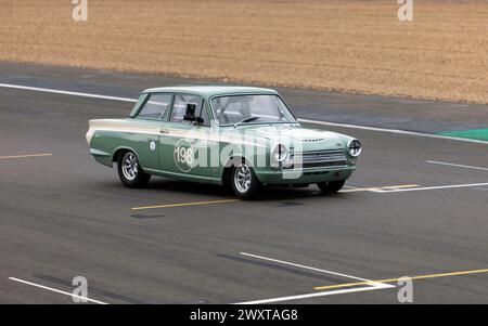 Graham Pattle und Mark Burton's Green and Cream, 1965, Ford Lotus Cortina, während der Adrian Flux Trophy für das Transatlantic Pre'66 Touring Cars Race Stockfoto