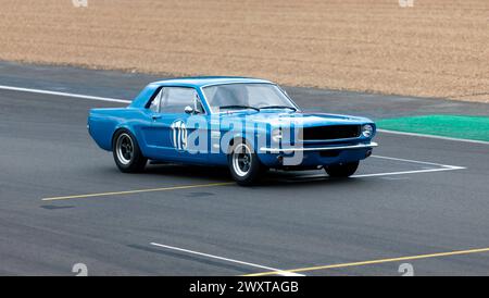 John Spiers und Nigel Greensall's Blue, 1965, Ford Mustang, während der Adrian Flux Trophy für Transatlantic Pre'66 Touring Cars. Stockfoto