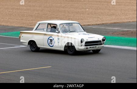 Mark Drain fuhr seinen White, 1965, Ford Lotus Cortina, während der Adrian Flux Trophy für Transatlantic Pre'66 Touring Cars. Stockfoto