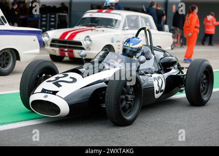 Guy Plante, in seinem Cooper T45, vor dem Start des HGPCA-Rennens mit Heckmotor, Pre'66 Grand Prix Cars Race beim Silverstone Festival 2023 Stockfoto