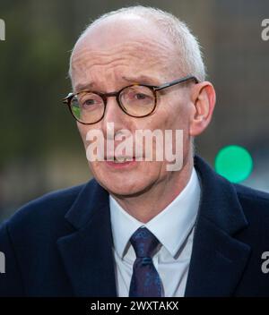 London, Vereinigtes Königreich. April 2024. Der Koordinator der Labour Party-Kampagne Pat McFadden wird in Westminster während der morgendlichen Medienrunde gesehen. Credit: Tayfun Salci / Alamy Live News Stockfoto