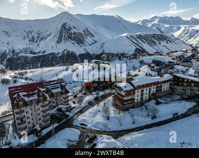 Luftaufnahme von der Drohne auf das Skigebiet Gudauri im Winter. Kaukasusgebirge in Georgien. Gudauri Village Panorama Mit Skigebiet Hintergrund Von Aerial Pers Stockfoto