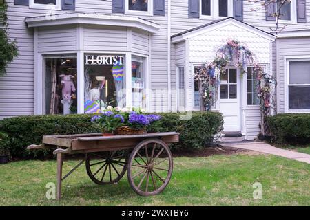Das verzierte Äußere des Four Season Flower Shop in Westchester mit ostern- und Frühlingsdekorationen. An der East Main Street in Mount Kisco. Stockfoto