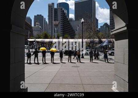 San Francisco, Usa. März 2024. Die Demonstranten verbinden ihre Waffen in Solidarität und bilden eine menschliche Kette, die sich über die Straßen der Stadt erstreckt und ihre Entschlossenheit symbolisiert, gemeinsam gegen Unterdrückung zu kämpfen. In einem starken Zeichen der Solidarität versammelten sich Demonstranten in San Francisco, um sich gegen die Umsetzung der nationalen Sicherheitsgesetze des Artikels 23 in Hongkong zu versammeln. Die Demonstration, die im Herzen der Stadt stattfand, zog eine vielfältige Menge von Aktivisten, Studenten und besorgten Bürgern an. (Foto: Chin Hei Leung/SOPA Images/SIPA USA) Credit: SIPA USA/Alamy Live News Stockfoto