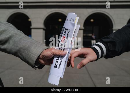 San Francisco, Usa. März 2024. Die Demonstranten verbinden ihre Waffen in Solidarität und bilden eine menschliche Kette, die sich über die Straßen der Stadt erstreckt und ihre Entschlossenheit symbolisiert, gemeinsam gegen Unterdrückung zu kämpfen. In einem starken Zeichen der Solidarität versammelten sich Demonstranten in San Francisco, um sich gegen die Umsetzung der nationalen Sicherheitsgesetze des Artikels 23 in Hongkong zu versammeln. Die Demonstration, die im Herzen der Stadt stattfand, zog eine vielfältige Menge von Aktivisten, Studenten und besorgten Bürgern an. (Foto: Chin Hei Leung/SOPA Images/SIPA USA) Credit: SIPA USA/Alamy Live News Stockfoto