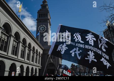 San Francisco, Usa. März 2024. Eine Gruppe von Demonstranten versammelte sich in San Francisco und schwenkte eine Fahne mit Solidaritätsbotschaften mit den Einwohnern Hongkongs. In einem starken Zeichen der Solidarität versammelten sich Demonstranten in San Francisco, um sich gegen die Umsetzung der nationalen Sicherheitsgesetze des Artikels 23 in Hongkong zu versammeln. Die Demonstration, die im Herzen der Stadt stattfand, zog eine vielfältige Menge von Aktivisten, Studenten und besorgten Bürgern an. (Foto: Chin Hei Leung/SOPA Images/SIPA USA) Credit: SIPA USA/Alamy Live News Stockfoto