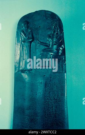 Der babylonische König Hammurabi erhält die Gesetze des Sonnengottes Schamasch, Dioritstele mit Keilschrift Mesopotamien Stockfoto