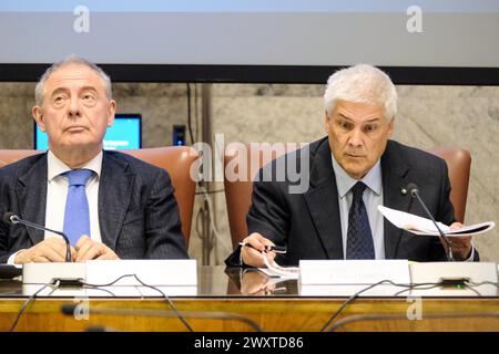 IL Ministro delle Imprese e del Made in Italy Adolfo Urso con Roberto Luongo, consigliere del ministro, durante la präsentazione della Prima Giornata del Made in Italy che si terrà ogni 15 aprile anniversario della nascita di Leonardo da Vinci, evento tenutasi presso il MIMIT a Roma, Martedì 02. April 2024 (Foto Mauro Scrobogna/LaPresse) der Minister für Wirtschaft und Made in Italy Adolfo Urso mit Roberto Luongo, Berater des Ministers, während der Veranstaltung des ersten Made in Italy Day, der jeden 15. April der Geburt von Leonardo da Vinci stattfindet, Veranstaltung im Stockfoto