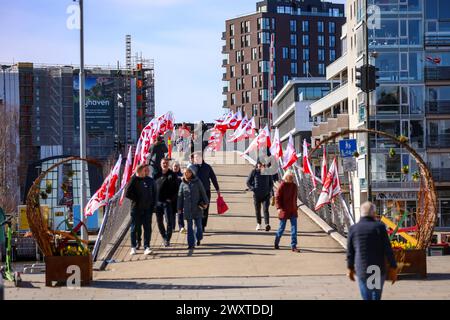 Fredrikstad, Norwegen, 1. April 2024. Die Brücke in Fredrikstad ist vor dem Eliteserien-Spiel zwischen Fredrikstad und Bodø/Glimt im Fredrikstad-Stadion mit FK-Flaggen verziert. Quelle: Frode Arnesen/Frofoto Stockfoto