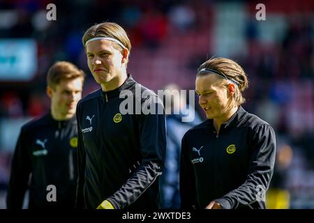 Fredrikstad, Norwegen, 1. April 2024. Bodø/Glimt-Jungen Jens Petter Hauge und August Mikkelsen vor dem Eliteserien-Spiel zwischen Fredrikstad und Bodø/Glimt im Fredrikstad-Stadion. Quelle: Frode Arnesen/Frofoto Stockfoto