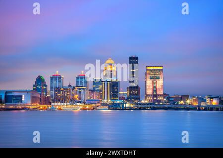 Louisville, Kentucky, USA. Stadtbild der Skyline der Innenstadt von Louisville, Kentucky, USA mit Reflexion der Stadt Ohio River bei Sonnenaufgang im Frühling. Stockfoto