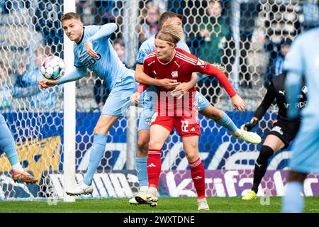 Randers FC traf Lyngby in der Super League am Sonntag, den 31. März 2024 in Randers. Lyngbys Andri Guojohnsen i kamp med Randers FCs Daniel Hoeegh og John Gunnar Bjorkengren unter Superligakampen mellem Randers FC og Lyngby i Randers soendag den 31. Marts 2024. (Foto: Bo Amstrup/Ritzau Scanpix) Stockfoto