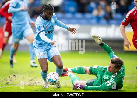 Randers FC traf Lyngby in der Super League am Sonntag, den 31. März 2024 in Randers. Randers FCs Ernest Agyiri i Duell med Lyngbys Maalmand David Jensen unter Superligakampen mellem Randers FC und Lyngby i Randers soendag den 31. Marts 2024. (Foto: Bo Amstrup/Ritzau Scanpix) Stockfoto