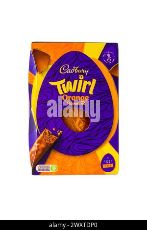 Cadbury Twirl Orange Osterei in Box Verpackung isoliert auf weißem Hintergrund Stockfoto