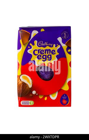 Cadbury Creme Egg Osterei in Box Verpackung isoliert auf weißem Hintergrund Stockfoto