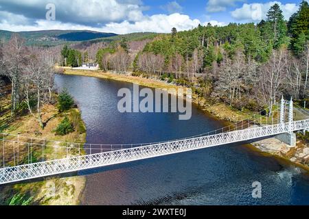 River Dee Aberdeenshire Schottland bei Cambus O May, der Hängebrücke aus weißem Metall über den Fluss im Frühling Stockfoto