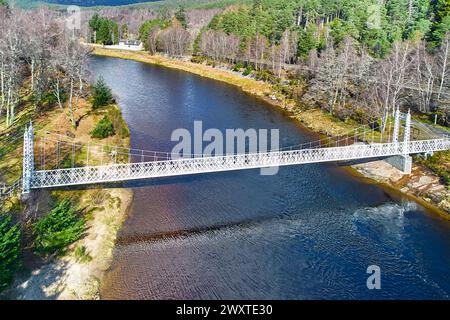 River Dee Aberdeenshire Scotland Cambus O May die Hängebrücke aus weißem Metall über den Fluss im Frühling Stockfoto