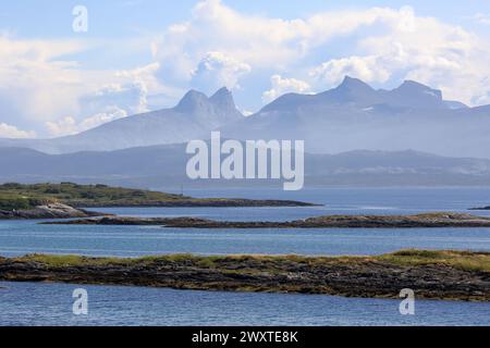 Blick auf den Vestfjord und den Saltfjord und die Berge Aselitindan in der Nähe der norwegischen Stadt Bodoe Stockfoto