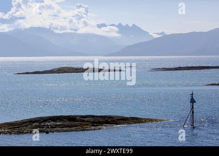 Blick auf den Vestfjord und den Saltfjord und die Berge Aselitindan in der Nähe der norwegischen Stadt Bodoe Stockfoto