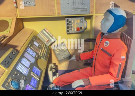 Kosmonaut im Raumanzug, arbeitet mit dem Bedienfeld, Zsiolkowski Staatliches Museum für die Geschichte der Kosmonautik, Kaluga, Russland Stockfoto